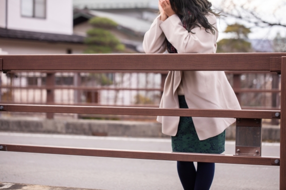 日本風の橋の上でたそがれる女性。中国語のエモい表現を知れば今の感情を的確に言い表せられる。