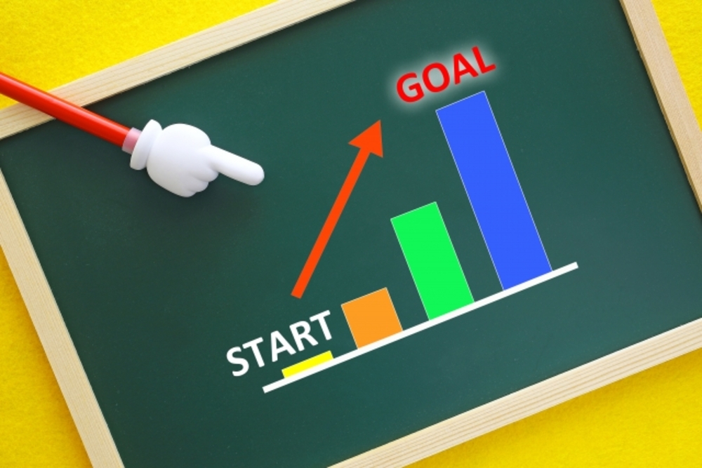 スタートとゴールを示すグラフを描いた黒板のイラスト。中国語の独学を成功させる鍵は学習計画。