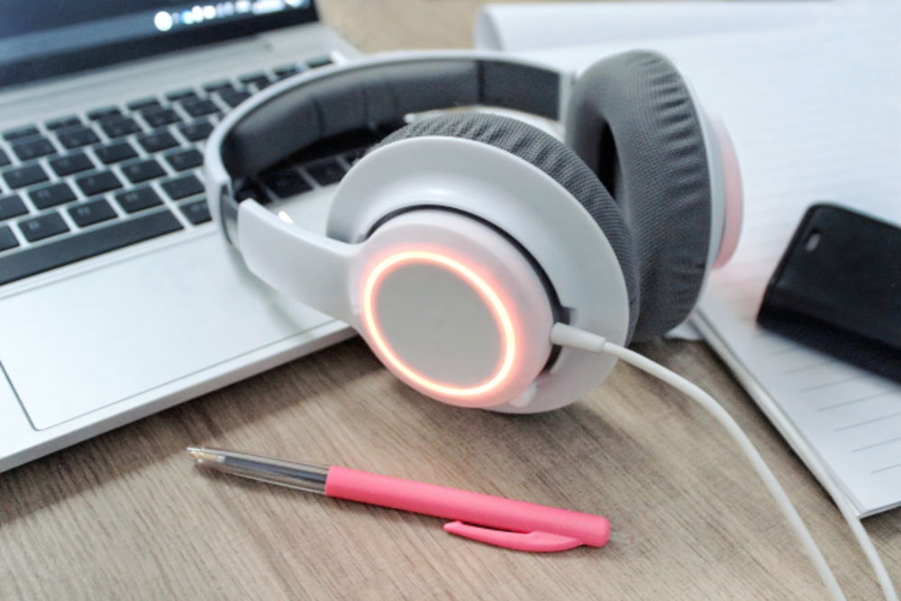 ノートパソコンの前に置かれたヘッドホン。中国語の独学ではリスニングの強化が大切。