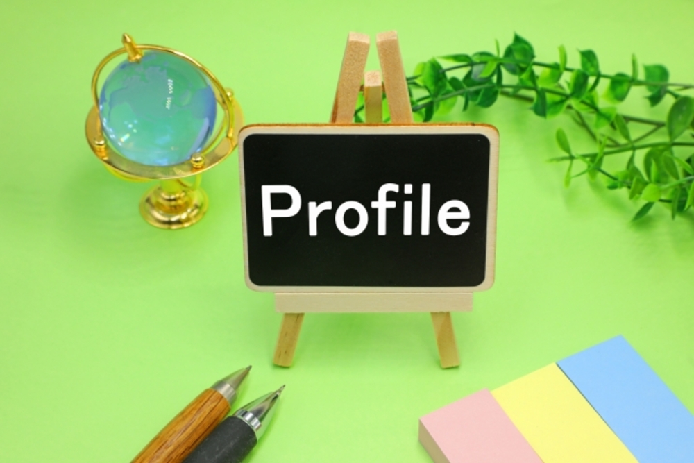 プロフィールと書かれた黒板のミニチュア。中国語で自己紹介をするフレーズを学習する。