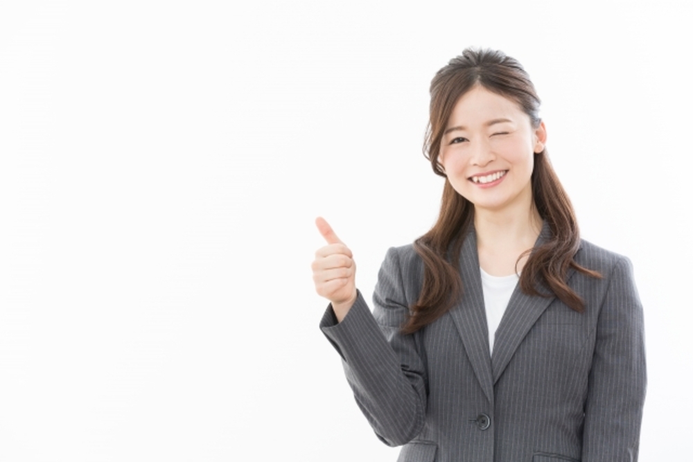 親指を立ててウインクする女性。中国語の自己紹介は覚えれば簡単にできる。